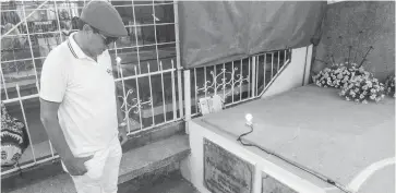  ??  ?? Former Cebu City mayor Michael Rama visits his departed loved ones at the Carreta Cemetery. ALDO NELBERT BANAYNAL