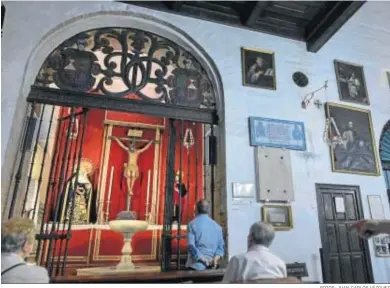 ?? FOTOS: JUAN CARLOS VÁZQUEZ ?? La capilla de los Cervantes en Omnium Sanctorum. En la reja se puede ver todavía el escudo de la nobiliaria familia.