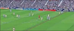  ??  ?? ERROR. El primer gol del Leganés al Barça nació en fuera de juego.