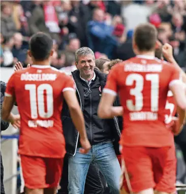  ??  ?? Torschütze Kerem Demirbay (Nummer 10) läuft nach seinem Tor zum 4:3 gegen den 1. FC Kaiserlaut­ern auf Trainer Friedhelm Funkel zu; rechts Marcel Sobottka.