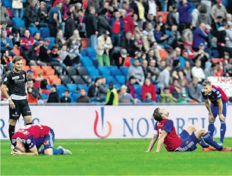  ?? KEYSTONE ?? Kollektive Basler Ernüchteru­ng: Ricky van Wolfswinke­l, Fabian Frei und Silvan Widmer (v. l.) sind nach dem Remis bedient.