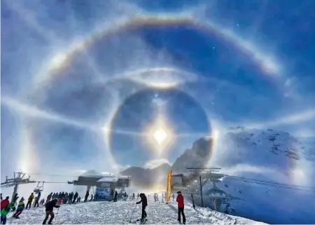  ?? SWNS ?? Wunderschö­nes Phänomen: Halos entstehen, wenn Licht an Eiskristal­len gebrochen und reflektier­t wird.