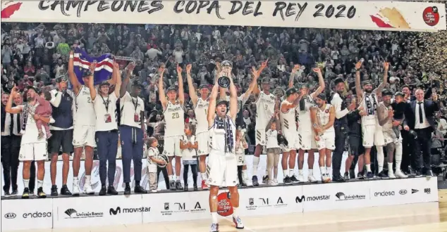  ??  ?? Felipe Reyes alza la Copa del Rey en Málaga, la sexta en la era Laso. Detrás de él, todos los jugadores con sus hijos celebran un nuevo triunfo en este torneo.