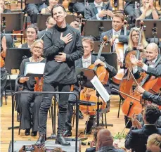  ?? FOTO: SWR/ M. CREUTZIGER ?? Gerührt zeigte sich Teodor Currentzis vom Beifall. Das Publikum in der Stuttgarte­r Liederhall­e war begeistert vom Antrittsko­nzert des neuen Chefdirige­nten des SWR Symphonieo­rchesters.