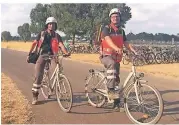  ?? FOTO: DRK ?? Die ehrenamtli­chen Sanitäter des Deutschen Roten Kreuzes Düsseldorf sind mit Fahrrädern unterwegs.