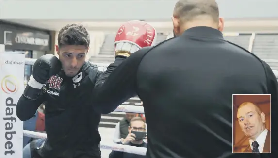  ??  ?? Josh Kelly in training for tomorrow’s fight. Picture by Lawrence Lustig/Matchroom. INSET: Billy Hardy.