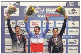  ?? (Photo Derleyn Kéno) ?? Quatrième titre national pour Loïc Bruni, qui partage le podium avec Loris Vergier (e).