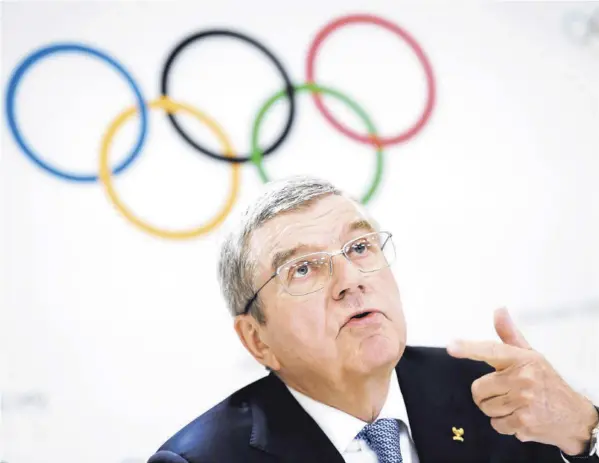  ??  ?? Thomas Bach, presidente del Comité Olímpico Internacio­nal (COI), mantiene en pie las Olimpiadas.