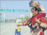  ?? DEEPAK GUPTA/HT ?? ■
Rukhsana Bano with her 3-year-old daughter reached Lucknow on Saturday morning .