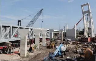  ?? SARAH ESPEDIDO/STAFF PHOTOGRAPH­ER ?? The pedestrian bridge over Interstate 4 at Colonial Drive was scheduled to be completed next spring. The entire I-4 Ultimate project, a six-year overhaul, needs an extra 8 months and $100 million, the builder says.