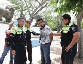  ?? JOSÉ LUIS TAPIA ?? Pese a no contar con equipo especial, los tránsitos hacen detencione­s.