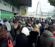  ??  ?? Affollato Ragazzi sul piazzale della Fiera per il Job (Sartori)