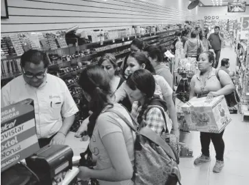  ?? FOTO: EL DEBATE ?? > Personas realizando compras en un comercio del municipio de Culiacán.