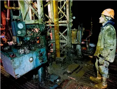  ?? — Bloomberg ?? A rig hand monitors operations on Kilbarger Constructi­on Inc’s Service Rig 5 in Knox County, Ohio. Oil and gas companies discovered an extra 5.4 billion barrels of crude and condensate in 2012, the largest annual increase since 1970, when 10 billion...
