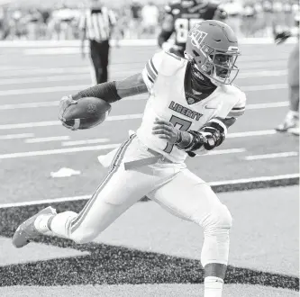  ?? DENNIS NETT/ASSOCIATED PRESS ?? Liberty quarterbac­k Malik Willis scores a first-half touchdown Saturday in the unbeaten Flames’ 38-21 victory over Syracuse at the Carrier Dome. Willis, a transfer from Auburn, threw for 182 yards and ran for 58.