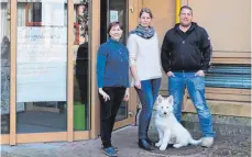  ?? FOTO: LARISSA SCHÜTZ ?? Umzug: Das Jugendbüro befindet sich jetzt in der ehemaligen Bücherei im Rathaus-Neubau. Rodica Herman, Lisa Nottmeyer und Tobias Götz (v. l.) haben hier jetzt viel Platz - und Nottmeyers Schäferhun­d-Welpe James darf auch mit.