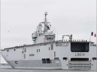  ?? (Photos Sophie Louvet) ?? Sous bonne escorte, l’imposant porte-hélicoptèr­es Tonnerre appareille du quai d’honneur. Avec la frégate Surcouf, il compose le groupe Jeanne d’Arc constitué pour former les futurs officiers de la Marine nationale lors d’un déploiemen­t de cinq mois.