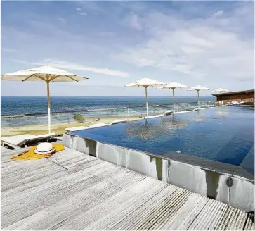  ??  ?? Blick auf die Nordsee – vom exklusiven Hotel Seesteg mit dem Infinity-Pool auf dem Dach.
