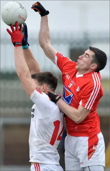  ?? Oliver McVeigh/SPORTSFILE ?? John Bingham prevents Cahir McCullagh from making a clean fetch.