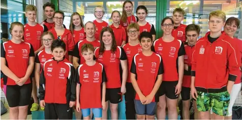  ?? Foto: Feyrer ?? Die erfolgreic­hen Schwimmer des TSV Neuburg: (hinten von links) Lars Hetzel, Benedikt Büchler, Franziska Faber, Amelie Diehl, Christian Rebele, Marieke Frank, Annika Fetsch, Carolina Fetsch, Patricia Geier, Mark Hetzel sowie (vorne von links) Sophia...