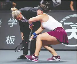  ?? Andy WONG / THE ASSOCIATED PRESS FILES ?? The umpire looks as Canadian Bianca Andreescu tries to stand up after suffering a knee injury during the WTA Finals Tennis Tournament in Shenzhen in October, 2019.