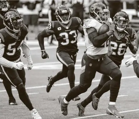  ?? Brett Coomer / Staff photograph­er ?? In wrapping up his third consecutiv­e NFL rushing title, Derrick Henry (22) bolted to a career-high 250 yards for the Titans.