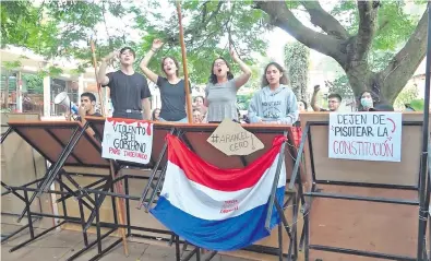  ?? ?? Estudiante­s de la Facultad de Arquitectu­ra (FADA) de la UNA tomaron ayer la sede y anunciaron un paro en contra de la ley Hambre cero.