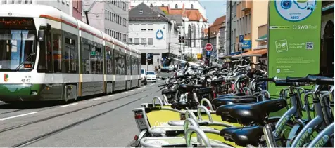  ?? Foto: Silvio Wyszengrad ?? Trambahnen, Carsharing, Elektroräd­er: Die Verwaltung hat ihre Ideen konkretisi­ert, wie die Stickoxidb­elastung in Augsburg gesenkt werden soll.