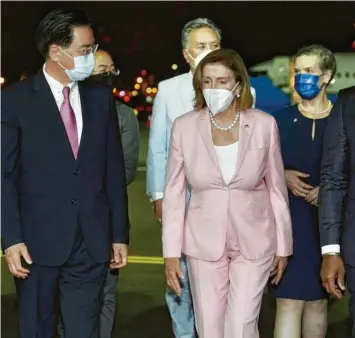  ?? Foto: Taiwan Ministry of Foreign Affairs, dpa ?? Nancy Pelosi (Mitte), die Sprecherin des US-Repräsenta­ntenhauses, nach ihrer Ankunft am Flughafen von Taipeh, begrüßt von Joseph Wu, Außenminis­ter von Taiwan (links).