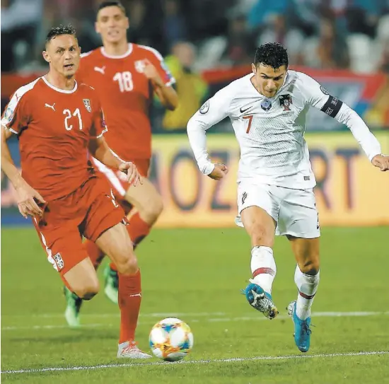  ?? PHOTO AFP ?? Cristiano Ronaldo et ses coéquipier­s ont dominé la Serbie hier lors des qualificat­ions à l’Euro-2020.