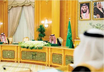  ?? SPA ?? King Salman chairs the Cabinet session at Al-Yamamah Palace in Riyadh on Tuesday.