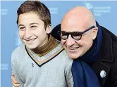  ??  ?? Sorrisi Il regista di «Fuocoammar­e» Gianfranco Rosi, 52 anni, con il protagonis­ta Samuele Pucillo. In alto, una scena del film