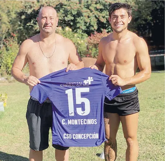  ??  ?? O Cristián y Joaquín Montecinos lucen la histórica camiseta 15 de Deportes Concepción con la que el jefe de familia se transformó en ídolo.