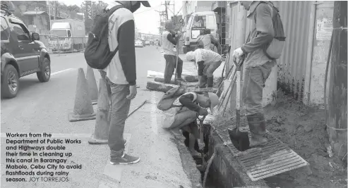  ?? JOY TORREJOS ?? Workers from the Department of Public Works and Highways double their time in cleaning up this canal in Barangay Mabolo, Cebu City to avoid flAsHflOOD­s DurING rAINy season.