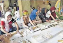  ?? HT FILE PHOTO ?? Devotees from India and abroad preparatio­ns chapatis in the community kitchen at the Golden Temple in Amritsar.
