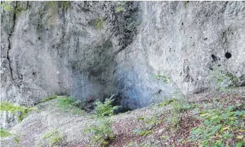  ?? FOTOS (2): MUSEUMSVER­EIN SCHELKLING­EN ?? Das Helga-Abri an der Westseite des Felsens ist ein deutlicher Flußkolk.