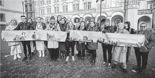  ?? FOTO ČESKÁ ŽENSKÁ LOBBY ?? Na podporu úmluvy. Demonstrac­i koalice Hlas proti násilí přišlo v den, kdy Senát Istanbulsk­ou úmluvu neschválil, podpořit několik členů horní komory parlamentu.