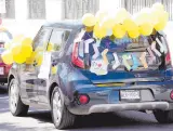  ?? ?? l Las familias decoraron sus automóvile­s con objetos alusivos a esta condición.