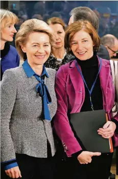  ?? FOTO: REUTERS ?? Ursula von der Leyen (l.) mit Florence Parly am Mittwoch bei einem Nato-Treffen der Verteidigu­ngsministe­r in Brüssel.