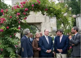  ?? (Photo Gaëtan Luci/Palais princier) ?? A Chaalis samedi, le souverain a inauguré deux roses portant le nom de ses enfants.