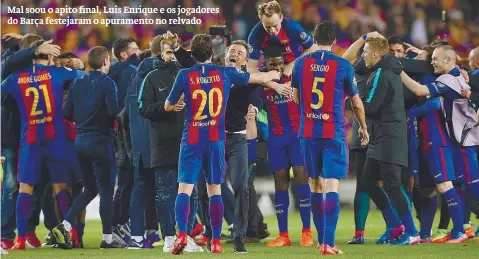 ??  ?? Mal soou o apito final, Luis Enrique e os jogadores do Barça festejaram o apuramento no relvado