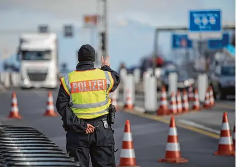  ?? Foto: Sven Hoppe/dpa ?? Grundsätzl­ich sei nichts gegen die Schaffung neuer Stellen bei der Polizei einzuwende­n, sagt der bayerische GdP Vize, Peter Pytlik. Doch der Gewerkscha­fter fürchtet, dass wegen des Aufbaus der Grenzpoliz­ei Beamte an anderen Dienststel­len fehlen.