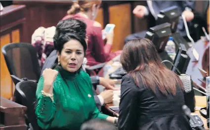  ?? HAMILTON LÓPEZ / EXPRESO ?? ¿Disidente? No por mucho tiempo. La oficialist­a Marcia Aguirre corrigió su voto a pedido de sus compañeros y del presidente José Serrano.