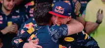  ??  ?? Horner abbraccia Verstappen, vincitore al primo GP in Red Bull nel 2016. Sotto Dennis con Hamilton in McLaren nel 2007 GETTY