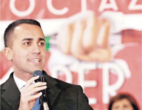  ??  ?? ► El candidato del Movimiento Cinco Estrellas (M5S) Luigi Di Maio cerca de Nápoles, la semana pasada.