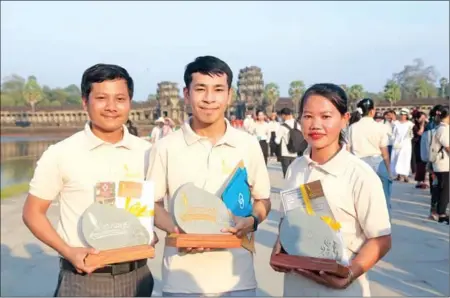  ?? HENG CHIVOAN ?? Winner Cheng Ratana (centre), runner-up Vorn Vida (left) and the third placed Yob Sokhek receive prizes on January 21.