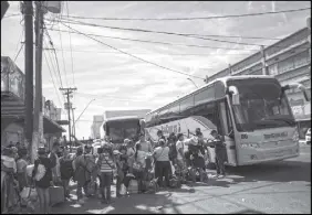  ?? AP PHOTO ?? Migrants in a caravan of Central American asylum-seekers board buses in Mexicali, Mexico.