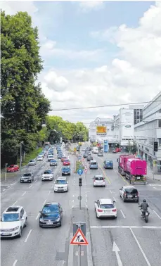  ?? FOTO: DPA ?? In Stuttgart ist die Luft belastet – und nirgends so stark wie am Neckartor. Schon ab Ab 2019 dürfen keine Diesel der Euronorm 4 oder niedriger durch Stuttgart fahren.