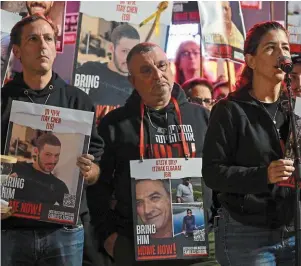  ?? | PHOTO : ALBERTO PIZZOLI, AFP ?? Des parents d’otages israéliens détenus à Gaza depuis le 7 octobre lors d’un rassemblem­ent samedi à Tel-Aviv.