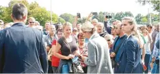  ?? Foto: Peter Bauer ?? Nach dem Auftritt im Breitentha­ler Vereinshei­m gibt Alice Weidel noch Autogram me.